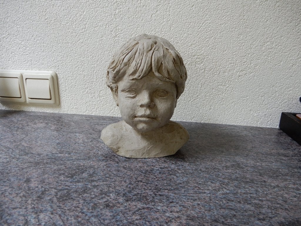 Beeldje van steen, kinderkopje, gesigneerd, Ophalen of Verzenden, Nieuw, Mens