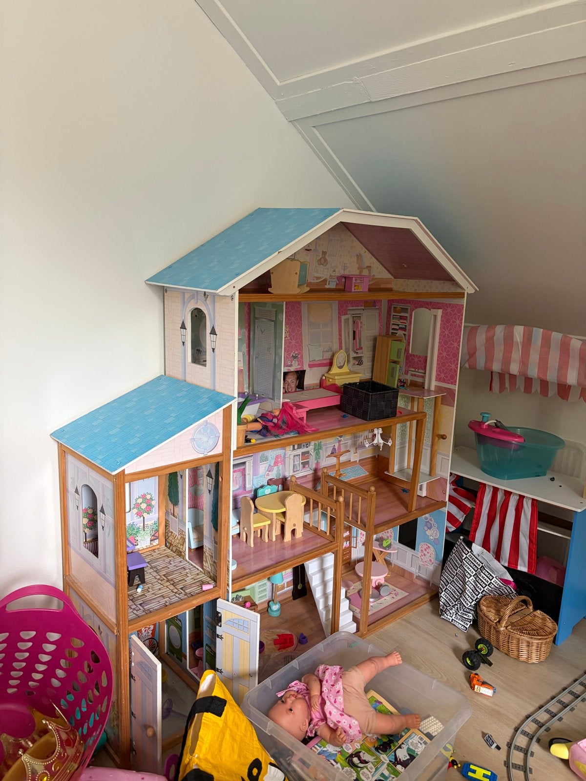 Groot en compleet poppenhuis met meubels, Ophalen, Gebruikt, Overige typen