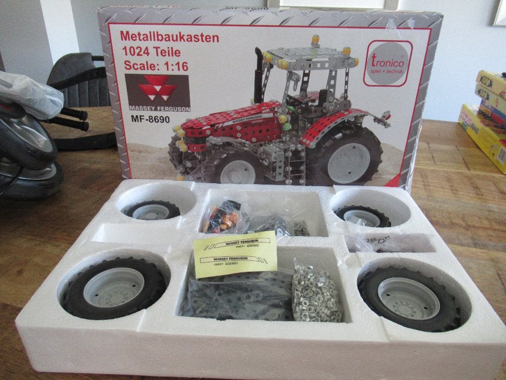 NIEUW Tronico Tractor Massey Ferguson MF 8690 Schaal 1:16, Overige merken, 1:32 tot 1:50, Overige typen, Nieuw