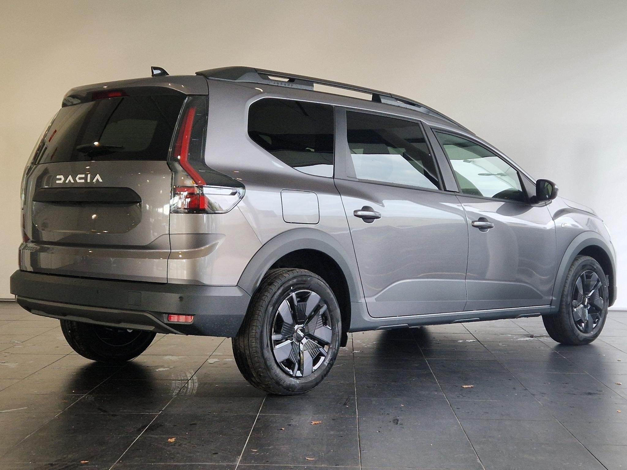 Dacia Jogger 1.0 TCe 110 expression 7p. NIEUW VOORRAADKORTIN, Auto's, Voorwielaandrijving, Lane Keeping Assist, Stof, 7 stoelen