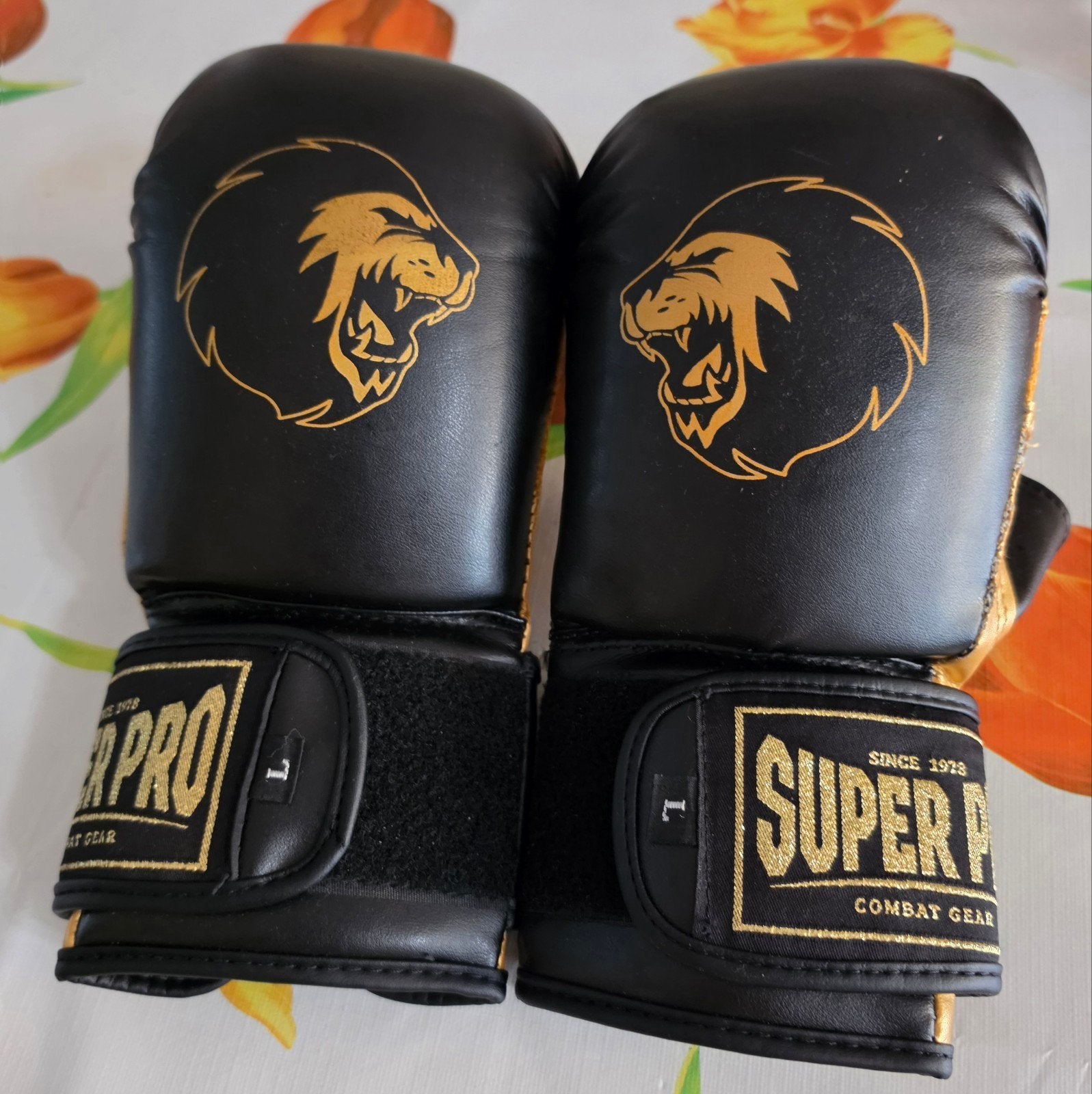 Super Pro Combat Gear Bokshandschoenen - Zwart/Goud, Sport en Fitness, Vechtsporten en Zelfverdediging, Maat L, Ophalen of Verzenden