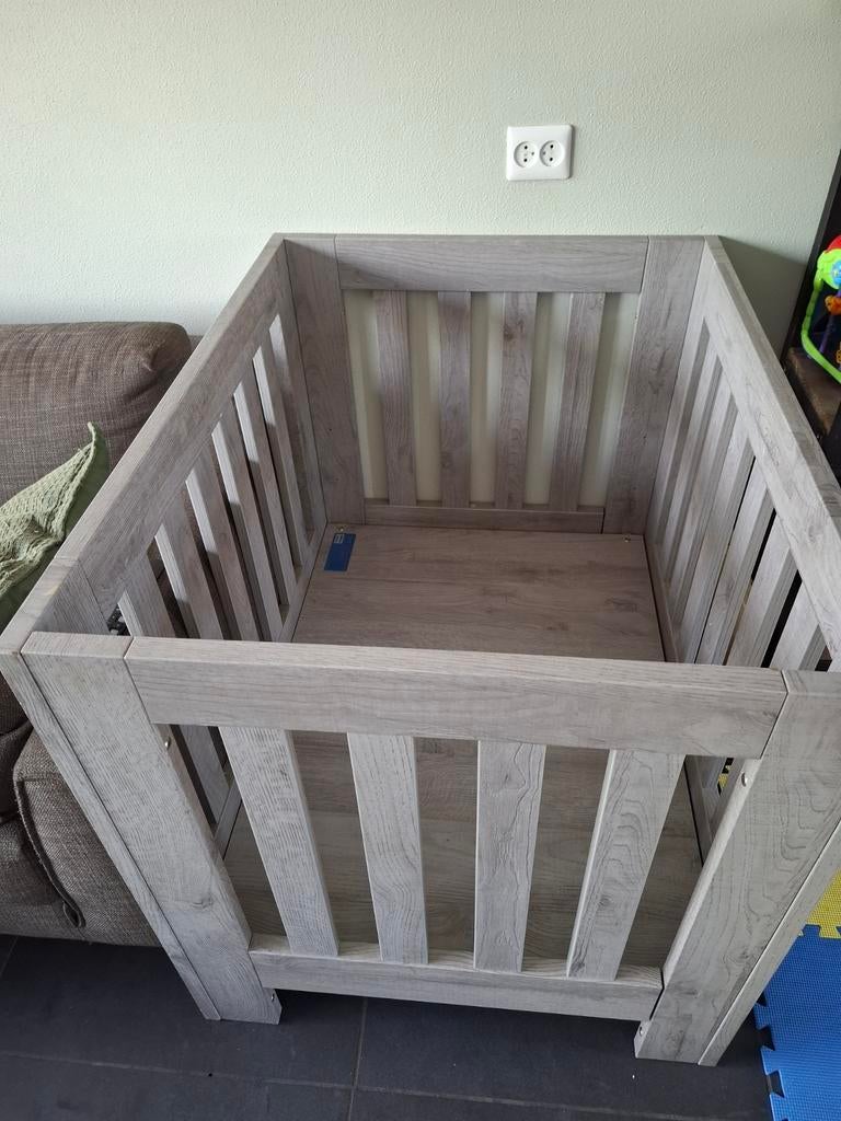 Houten baby box grijs, Kinderen en Baby's, Boxen, Gebruikt, Boxkleed, Ophalen of Verzenden