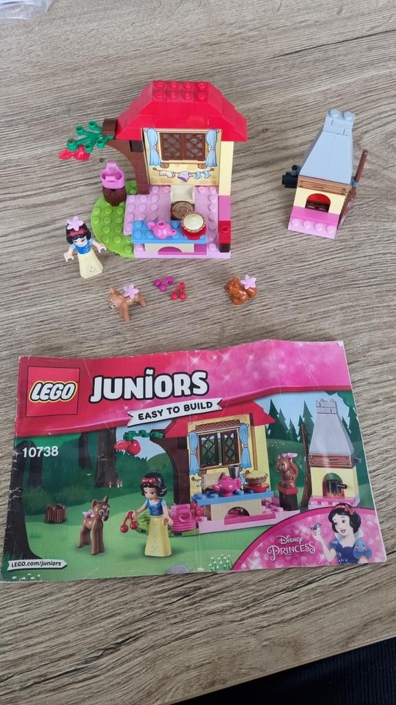LEGO Juniors Sneeuwwitje's Boshuisje 10738, Kinderen en Baby's, Speelgoed | Poppen, Zo goed als nieuw, Overige typen, Ophalen of Verzenden