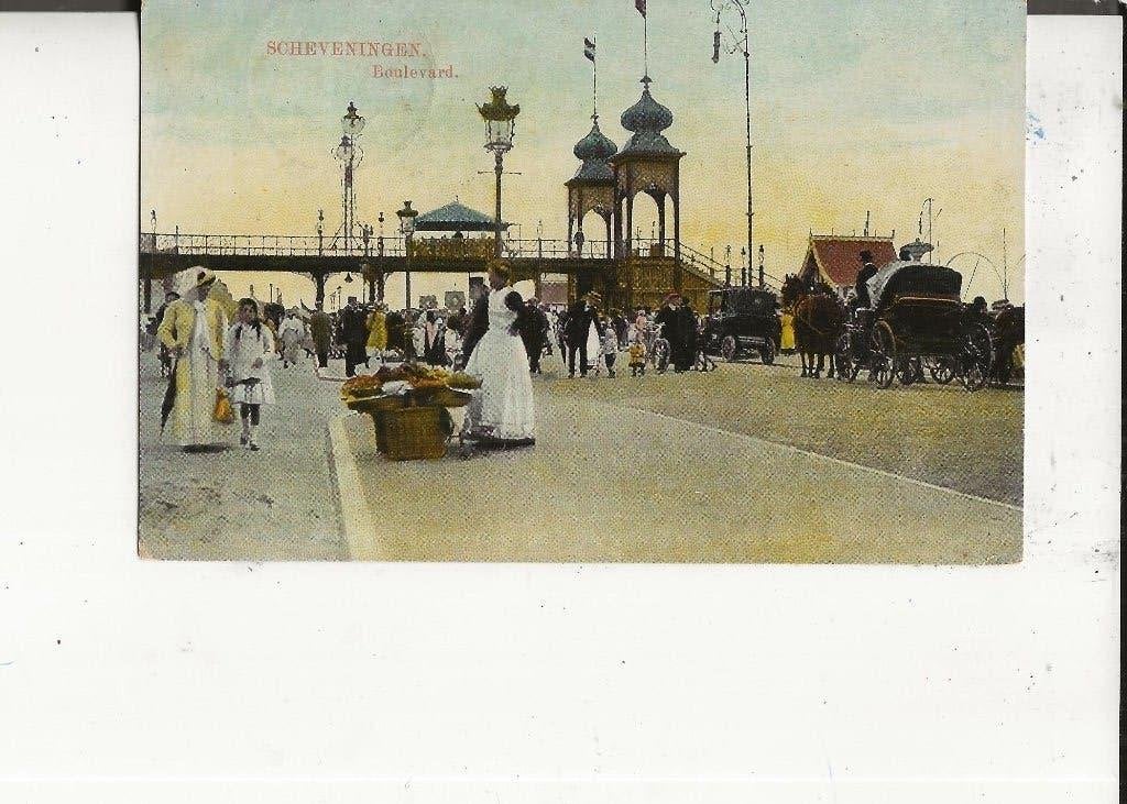 Scheveningen Boulevard met bloemenvrouw en Koetsjes 18-8-11, Ophalen of Verzenden, Voor 1920, Gelopen, Zuid-Holland