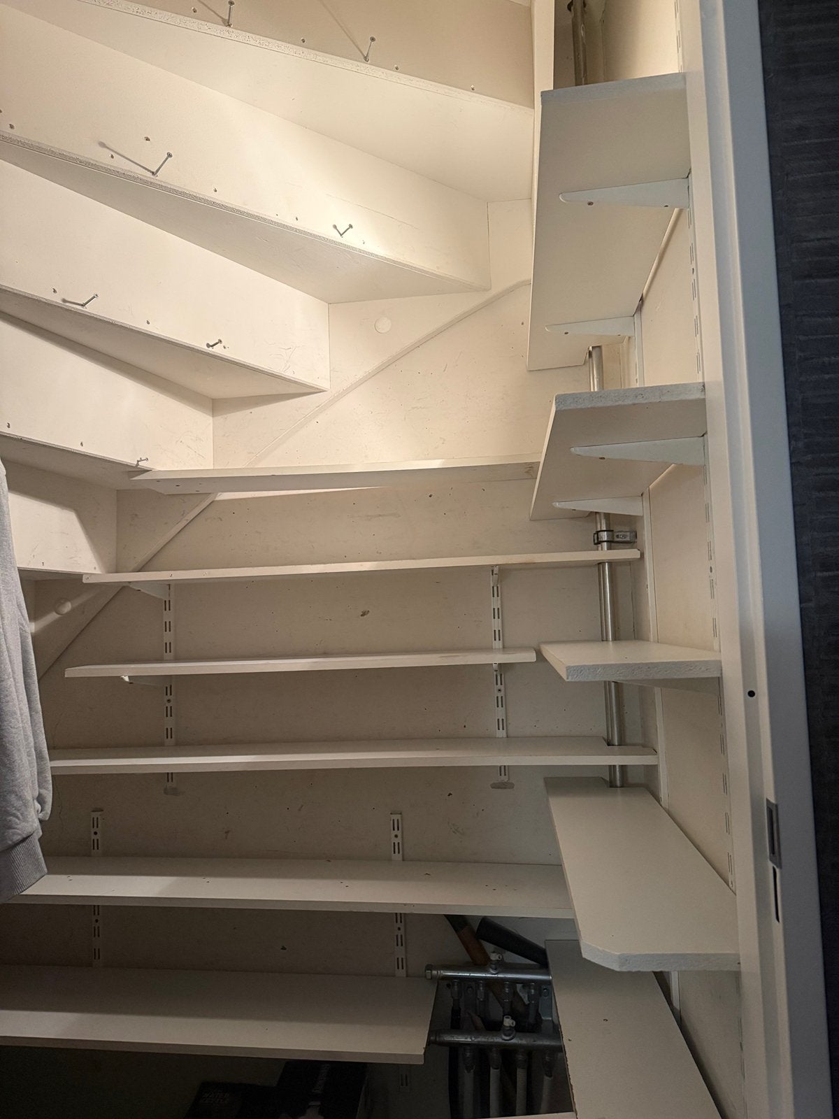 11 planken met bevestig systeem( perfect voor trapkast, Huis en Inrichting, Ophalen, Zo goed als nieuw