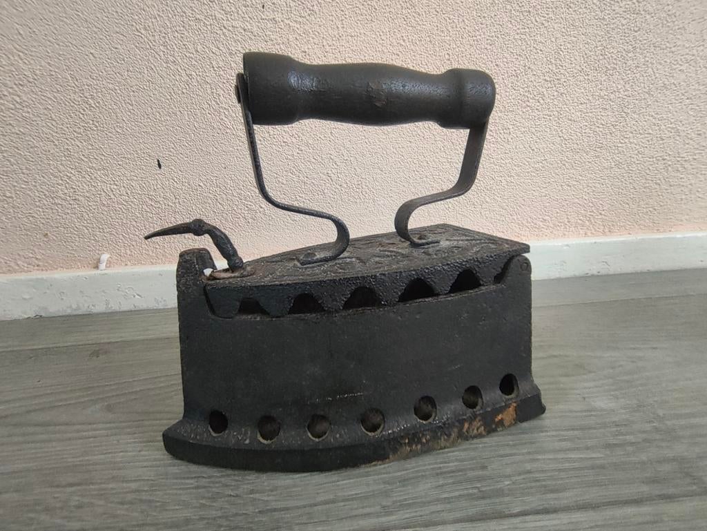 Antiek gietijzeren houtskool-strijkijzer, Antiek en Kunst, Antiek | Woonaccessoires, Ophalen of Verzenden