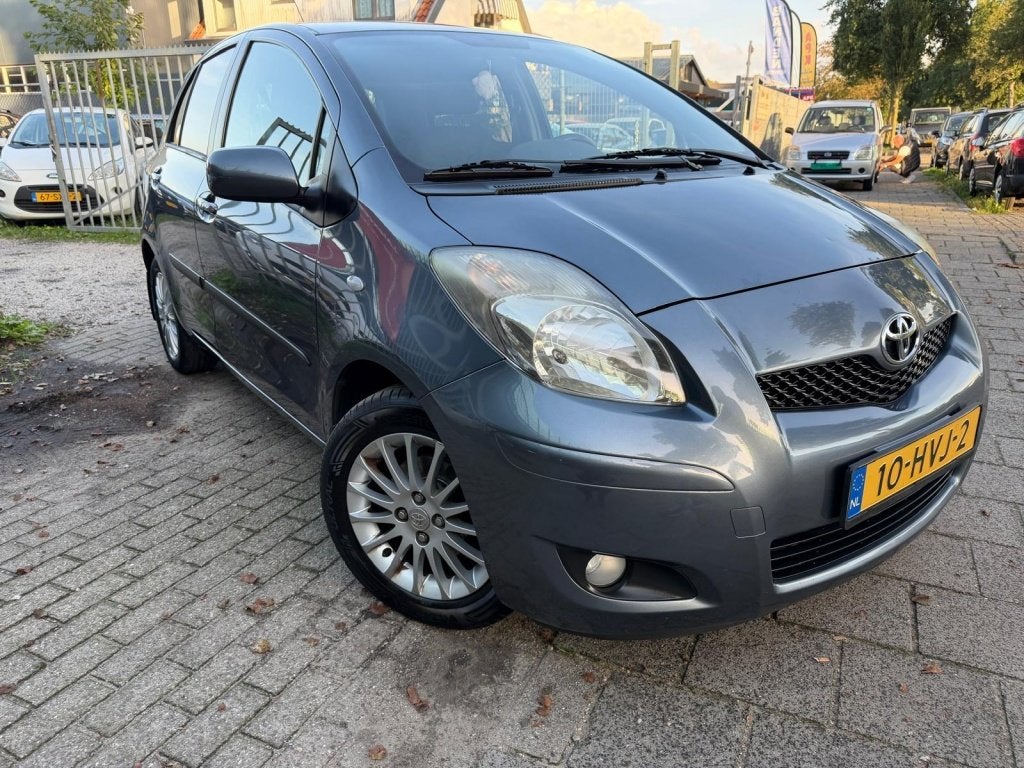 Toyota Yaris 1.3 VVTi Dynamic (bj 2009), 1025 kg, Zwart, 4 cilinders, Blauw