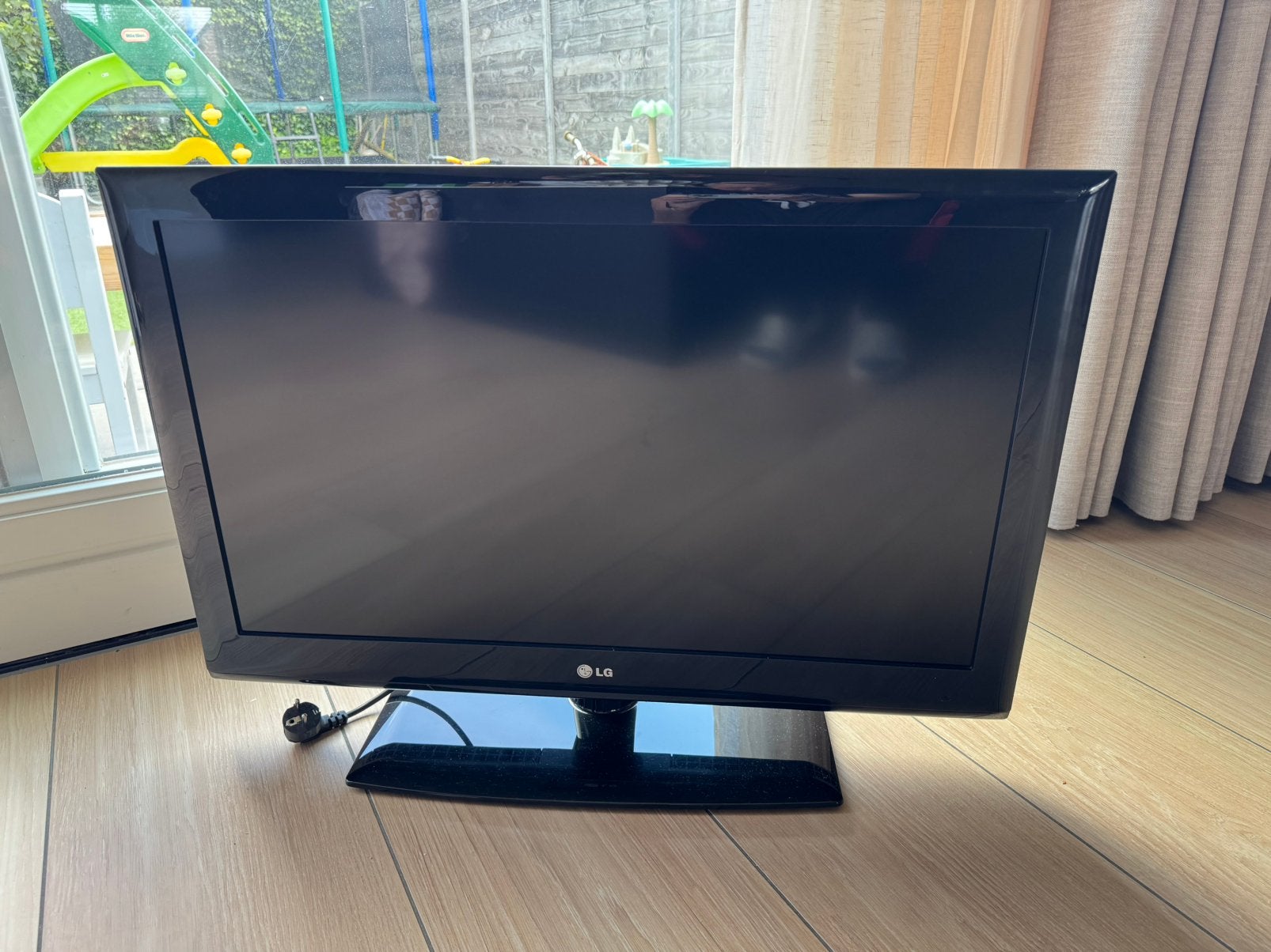 LG 32 Inch Full HD TV inclusief afstandsbediening, Ophalen, 50 Hz, Zo goed als nieuw, Minder dan 40 cm