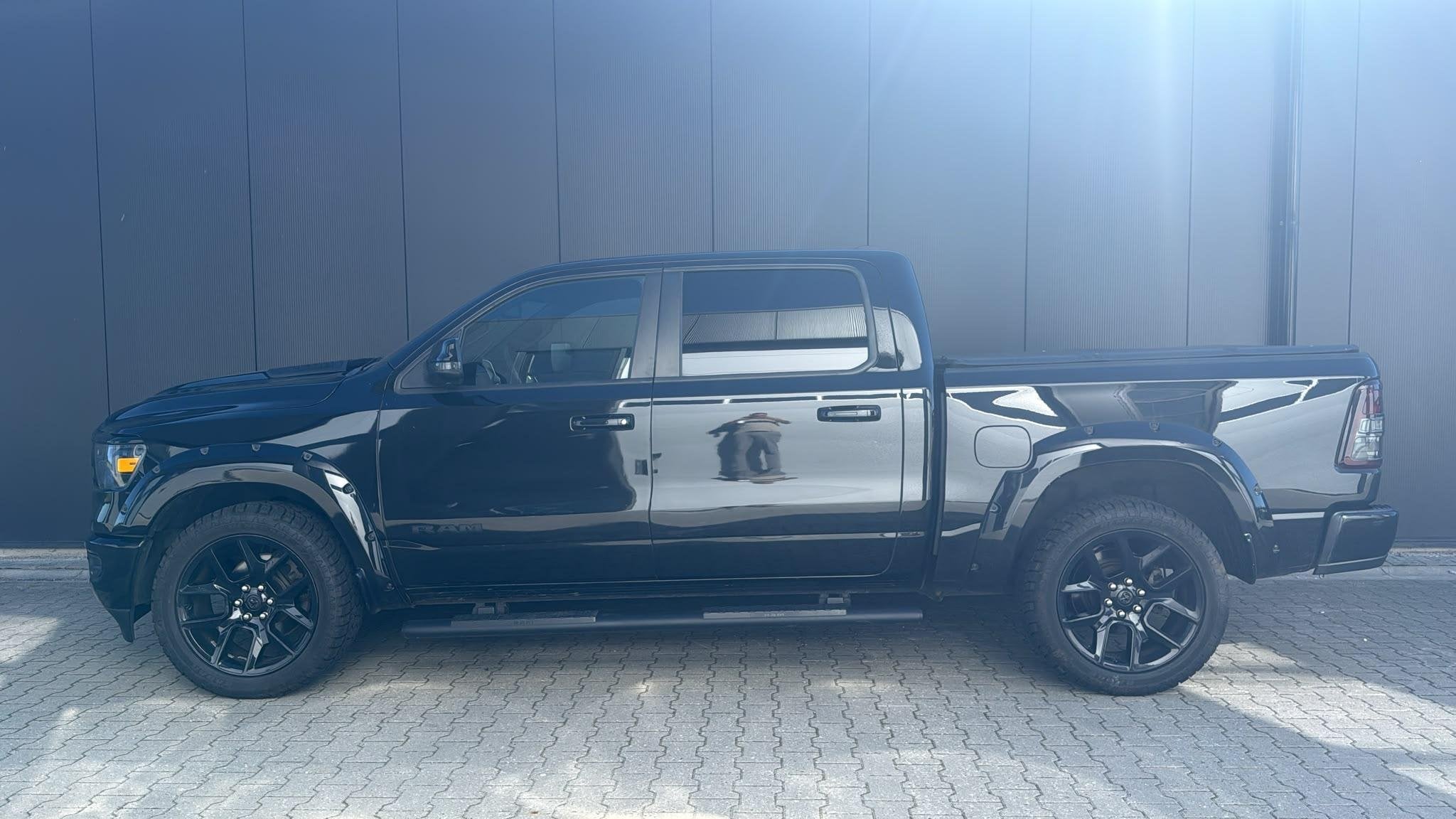 Dodge Ram 1500 4x4 Crew Cab LPG Marge (btw vrij) Blackout, Auto's, Automaat, Euro 6, 2640 kg, Zwart