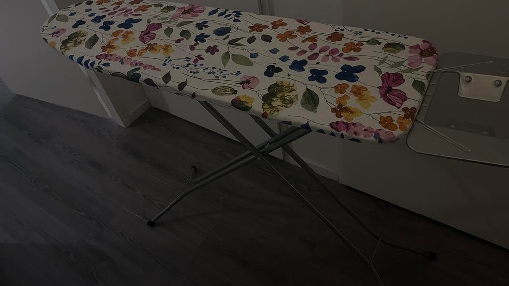 Strijkplank met bloemenprint en strijkijzerhouder, Ophalen, Gebruikt