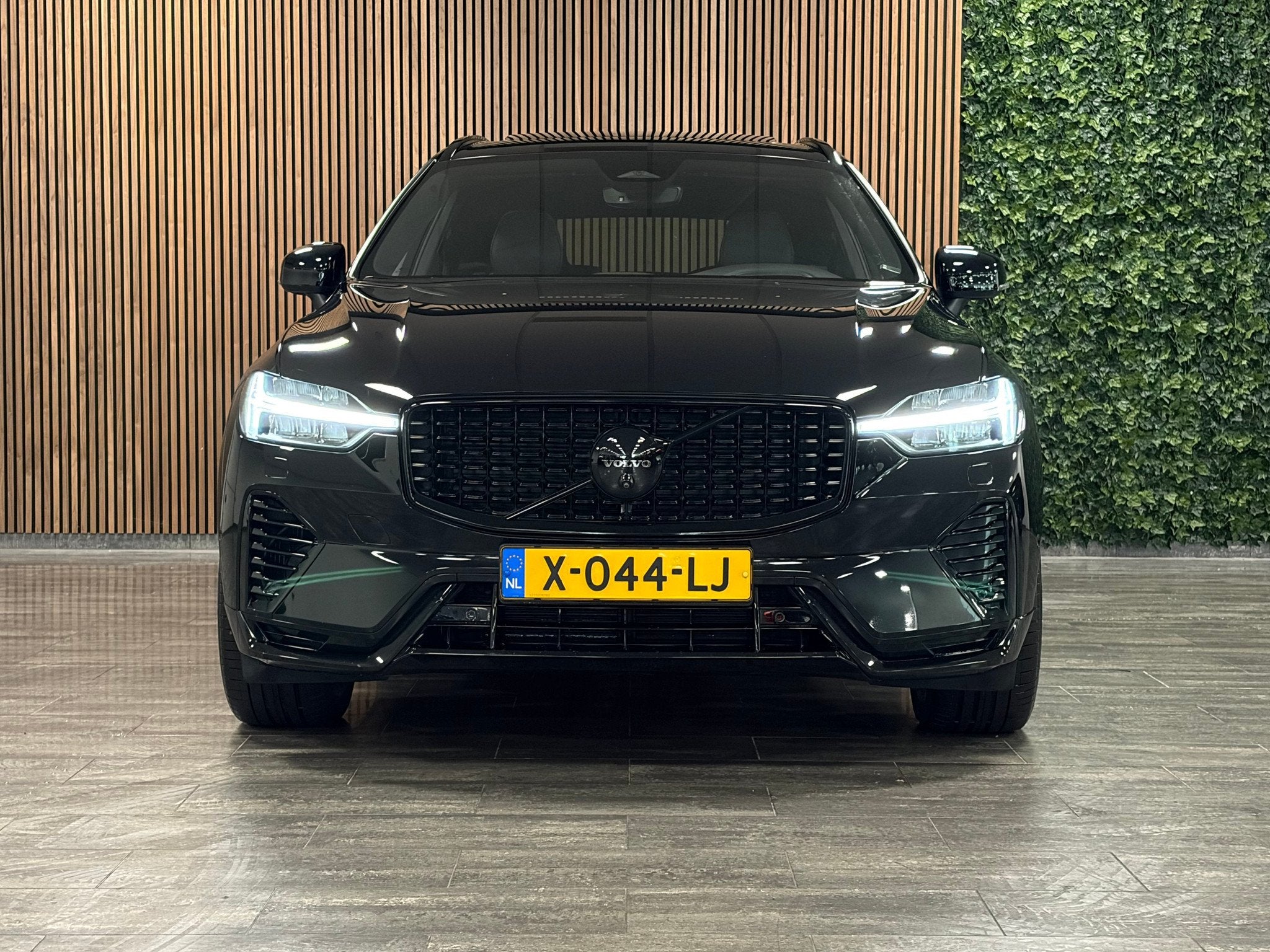 Volvo XC60 T8 AWD Recharge Ultra Black Edition, 12 maanden, Gebruikt, 4 cilinders, 138 €/maand