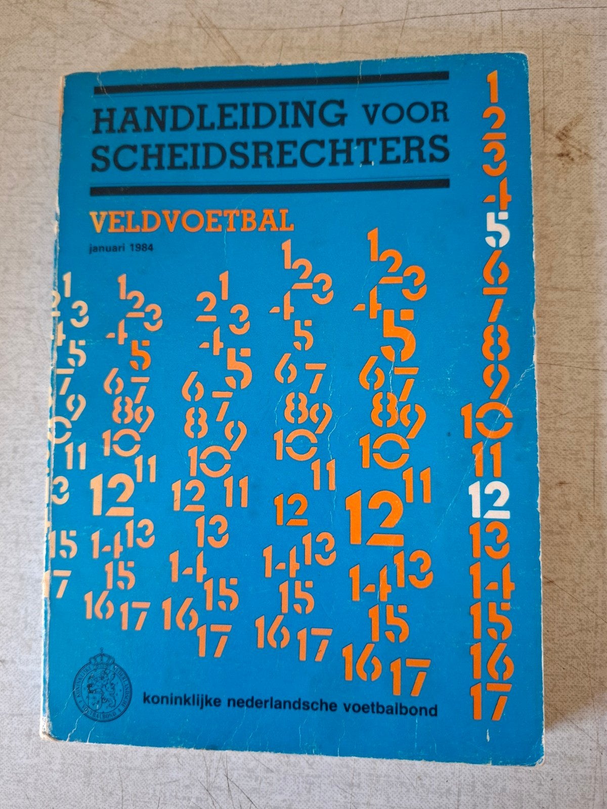 Handleiding voor Scheidsrechters Veldvoetbal 1984 KNVB, Ophalen of Verzenden, Gelezen, KNVB, Balsport