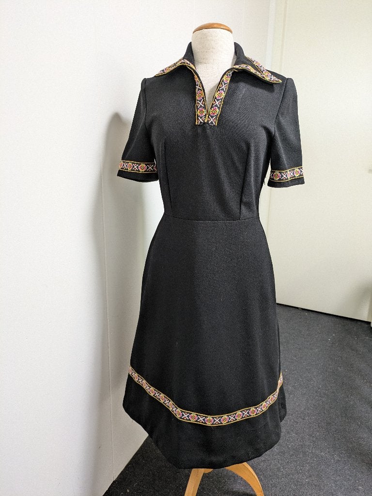 Toffe 70's jurk met bies, Maat 38/40 (M), Zwart, Ophalen of Verzenden, Onder de knie