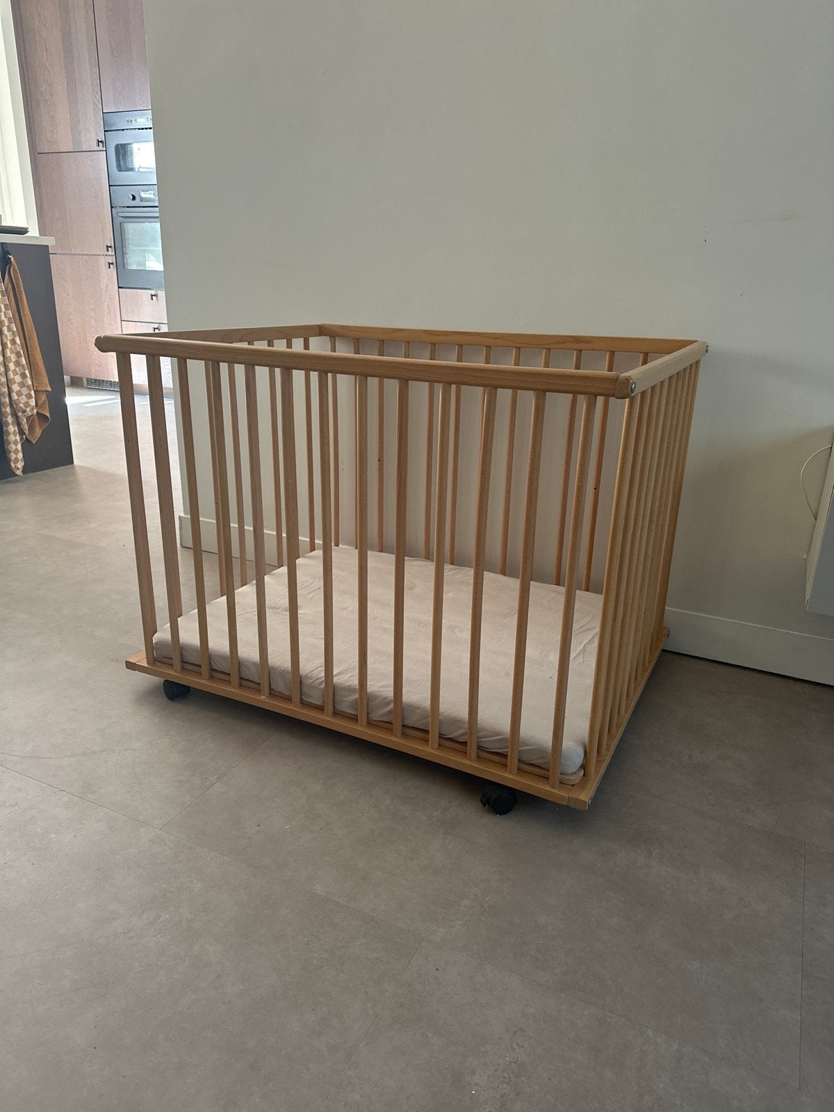 Houten verstelbare box met wieltjes en matrasje, Kinderen en Baby's, Boxen, Ophalen, Gebruikt, Vierkant, Wieltjes