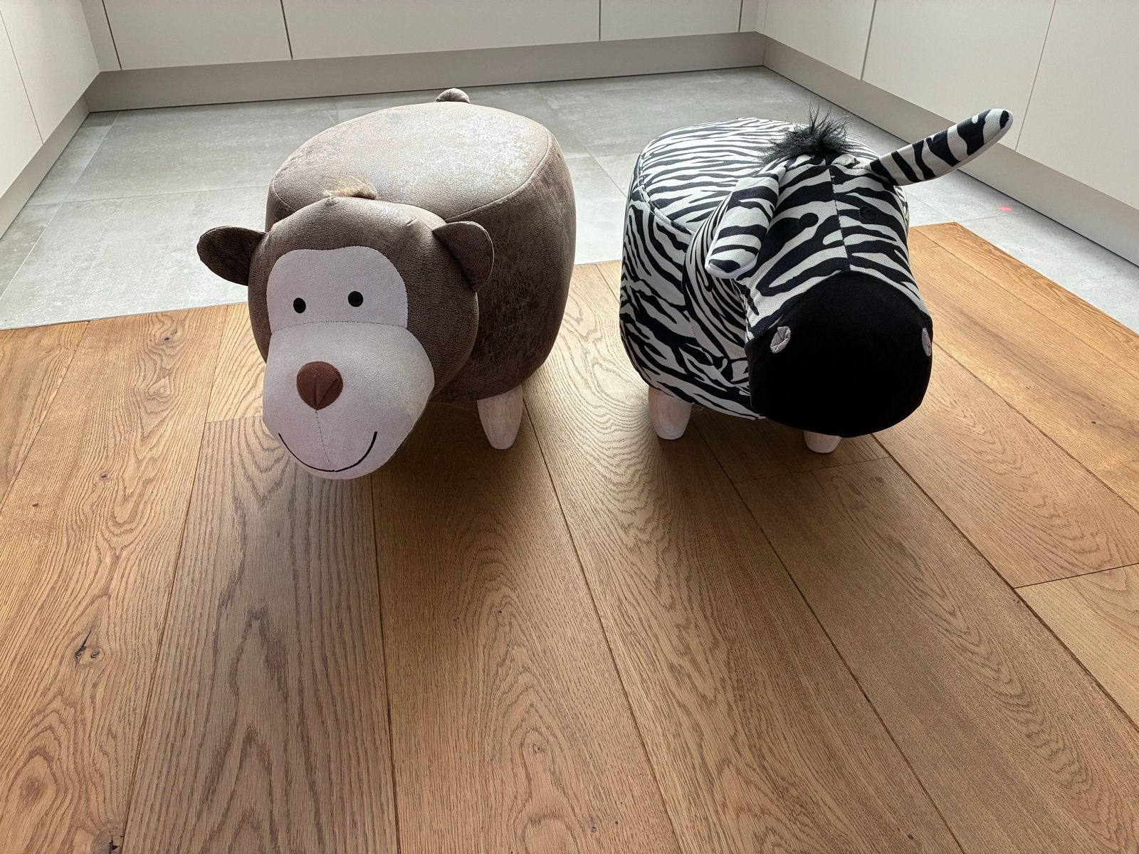 Leuke poefjes: aap en zebra - perfect voor kinderkamer, Ophalen, Zo goed als nieuw, Overige typen