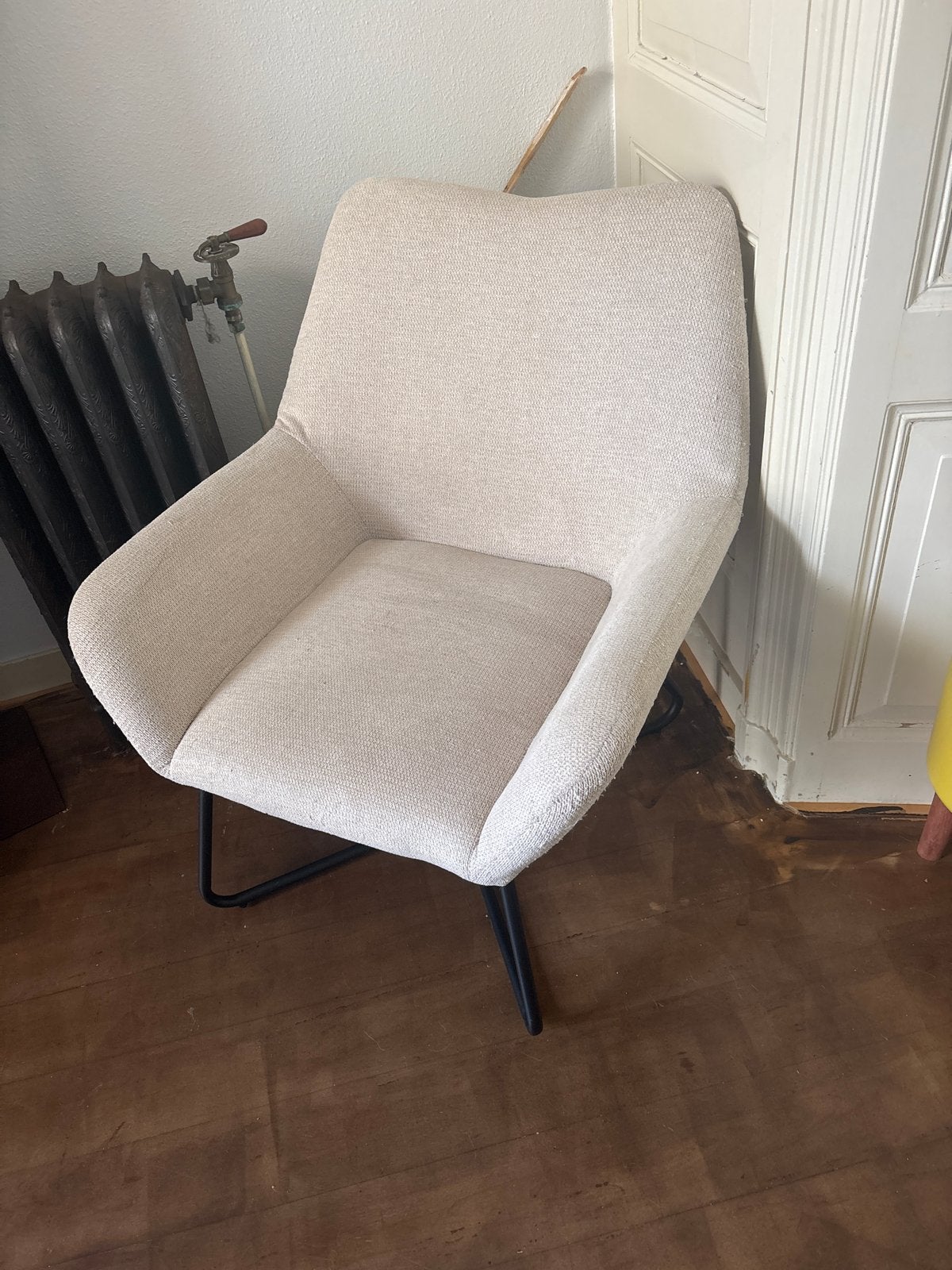 Comfortabele beige stoel met metalen onderstel, Huis en Inrichting, Stoelen, Overige kleuren, Ophalen of Verzenden, Zo goed als nieuw