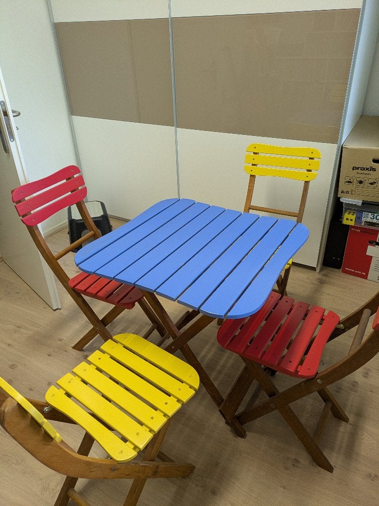 Bistro set: tafel, 4 stoelen inklapbaar hout rood-geel-blauw, Ophalen, 4 zitplaatsen, Gebruikt, Tuinset