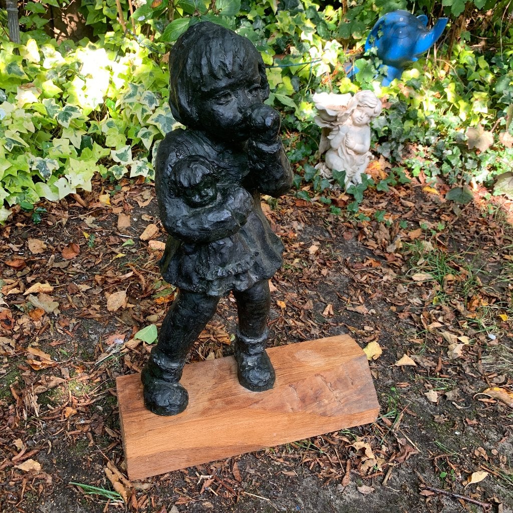 Vintage beeldhoudwerk Geert Kunen Meisje met pop 50 cm hoog, Zwart, Beeld, Composieten, 50 - 100 cm