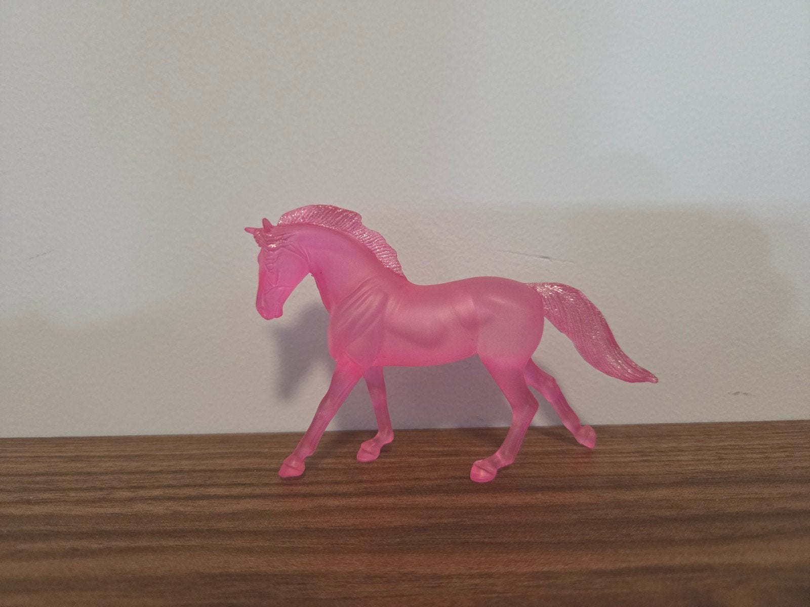 Breyer stablemate | Frosted Pink, 6009 | Modelpaard, Verzamelen, Ophalen of Verzenden, Zo goed als nieuw, Paard, Beeldje of Figuurtje