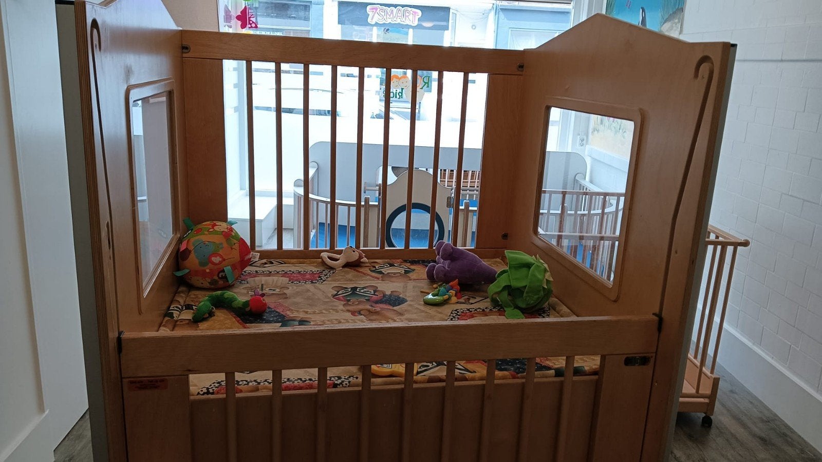 Hoge box voor kinderopvang - gratis ophalen, Ophalen, Gebruikt, Rechthoekig, Wieltjes