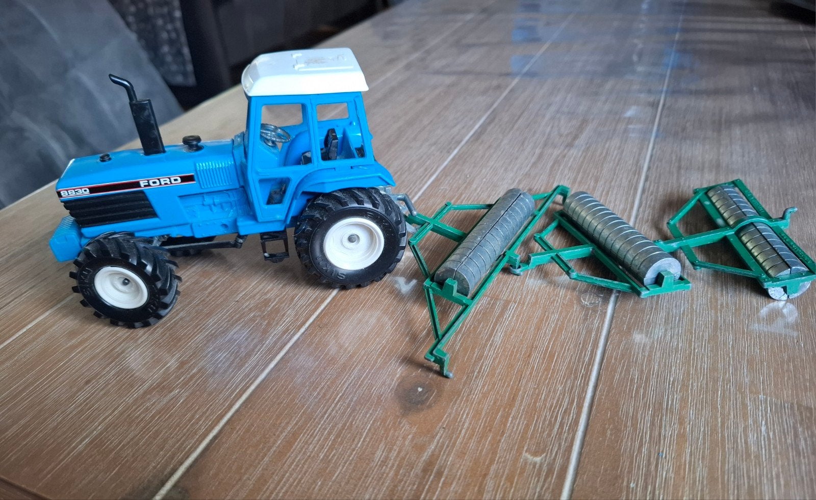 Ford 8830 speelgoedtractor met landbouwmachines, Ophalen, Gebruikt