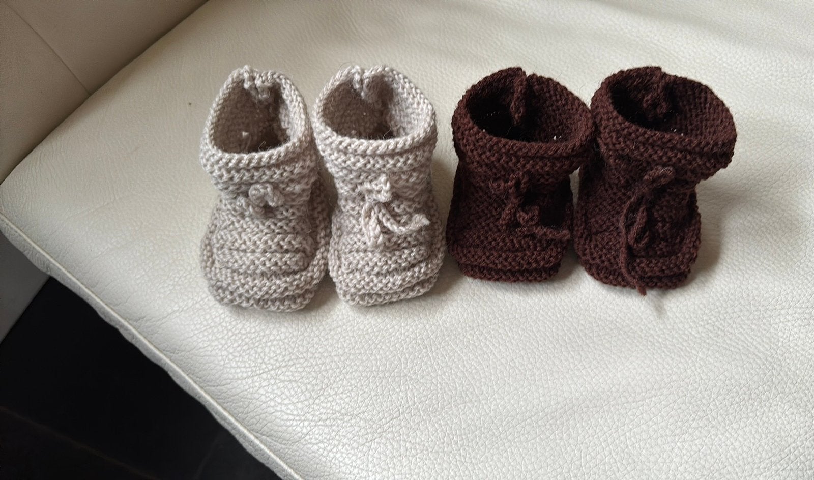 2 paar nieuwe 100% wol baby slofjes bruin + beige unisex, Kinderen en Baby's, Slofjes, Jongetje of Meisje, Nieuw, Ophalen of Verzenden