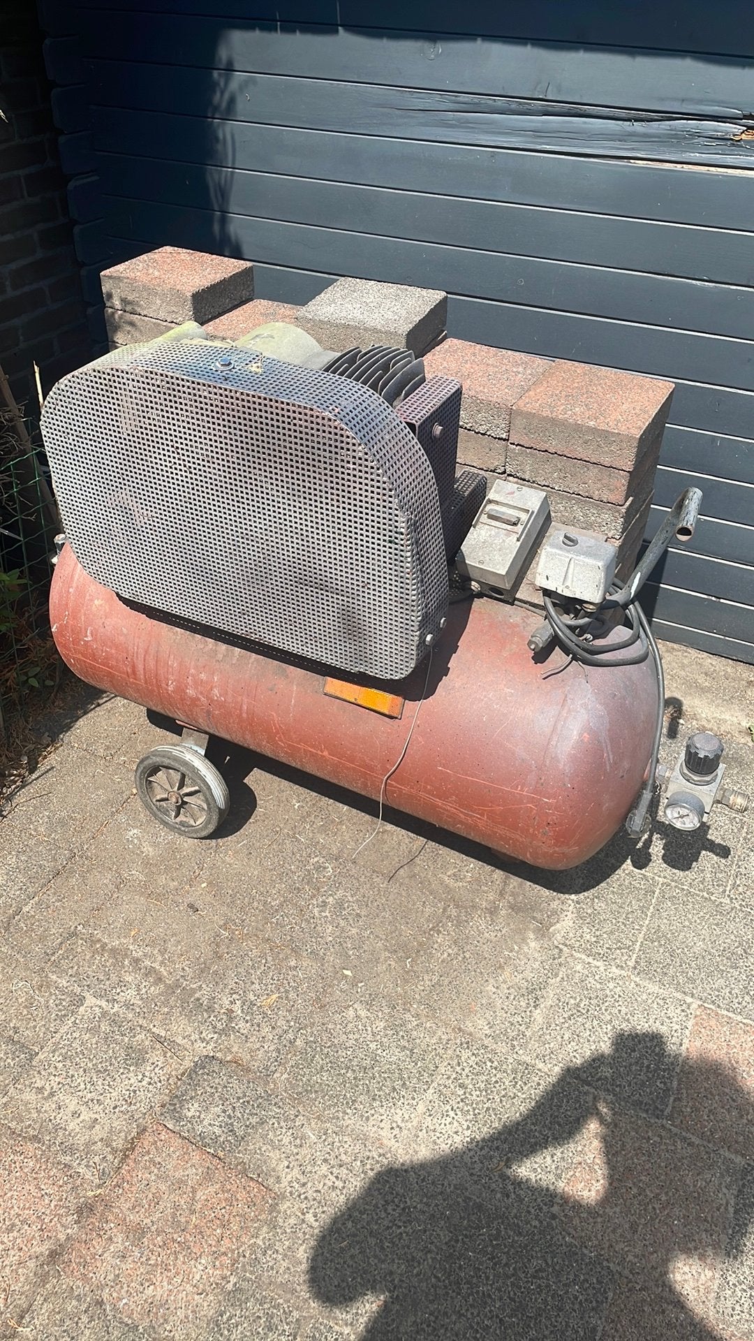 Compressie met nieuwe elektromotor met luchtslang bij, Doe-het-zelf en Verbouw, 25 tot 100 liter, Ophalen of Verzenden, Zo goed als nieuw