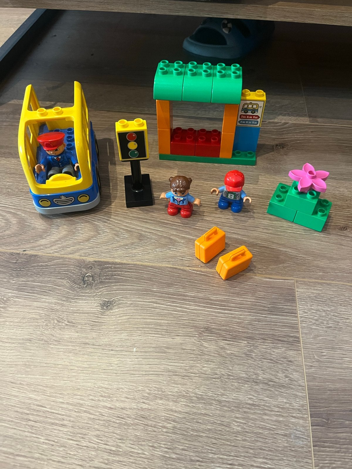 Lego Duplo Busstation met bus en figuren, Gebruikt, Ophalen of Verzenden, Compleet, Duplo