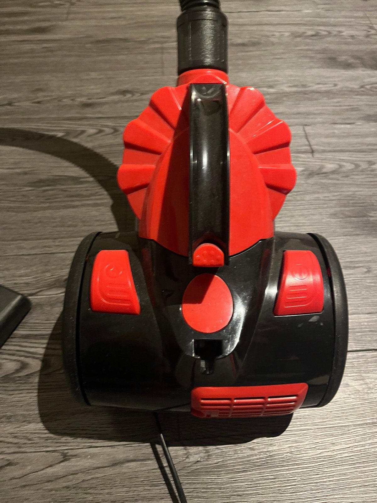 Compacte stofzuiger met krachtige zuigkracht, Ophalen, Overige merken, Zo goed als nieuw, Sledestofzuiger