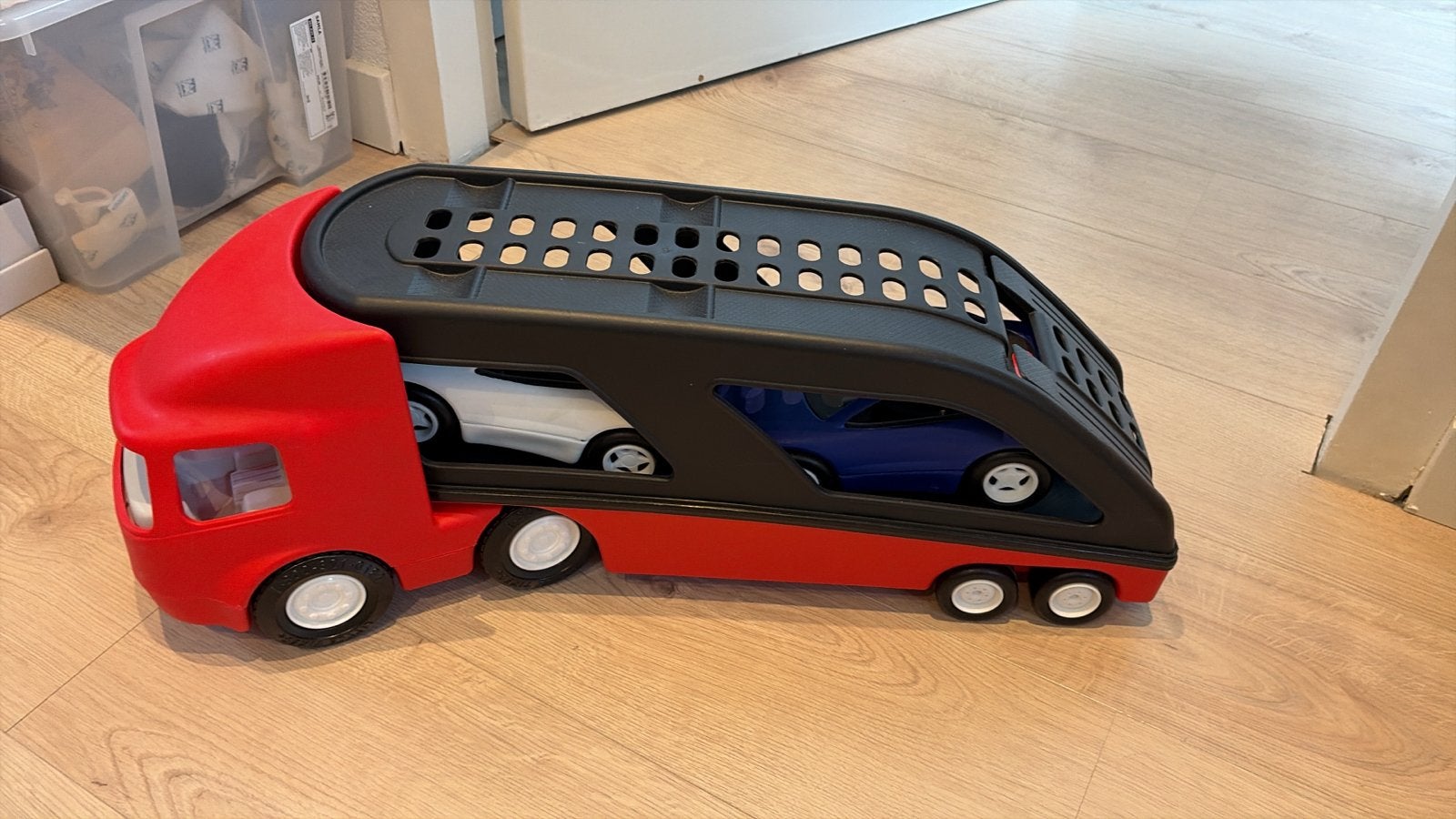 Grote rode autotransporter met 2 auto's, Kinderen en Baby's, Speelgoed | Speelgoedvoertuigen, Ophalen, Zo goed als nieuw