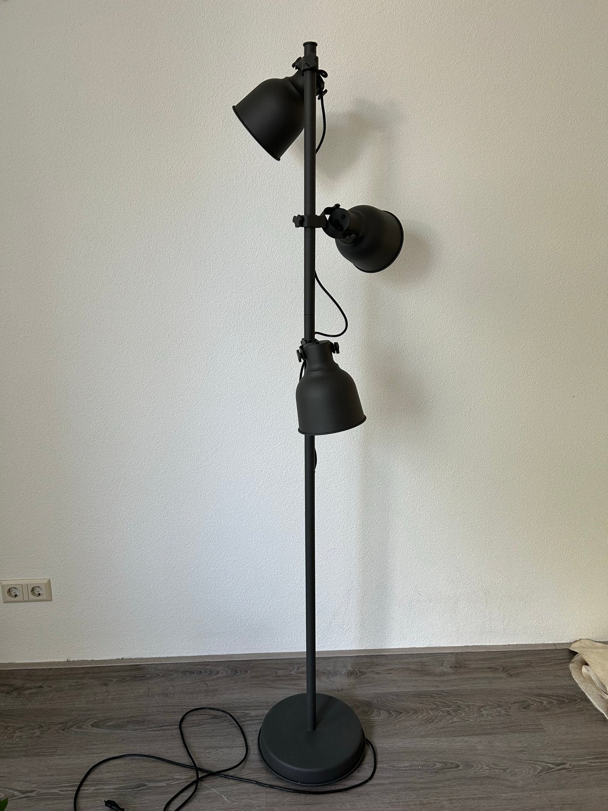 Grijze IKEA staande lamp met 3 verstelbare spots - Zwart, Ophalen, Gebruikt, Metaal, 150 tot 200 cm
