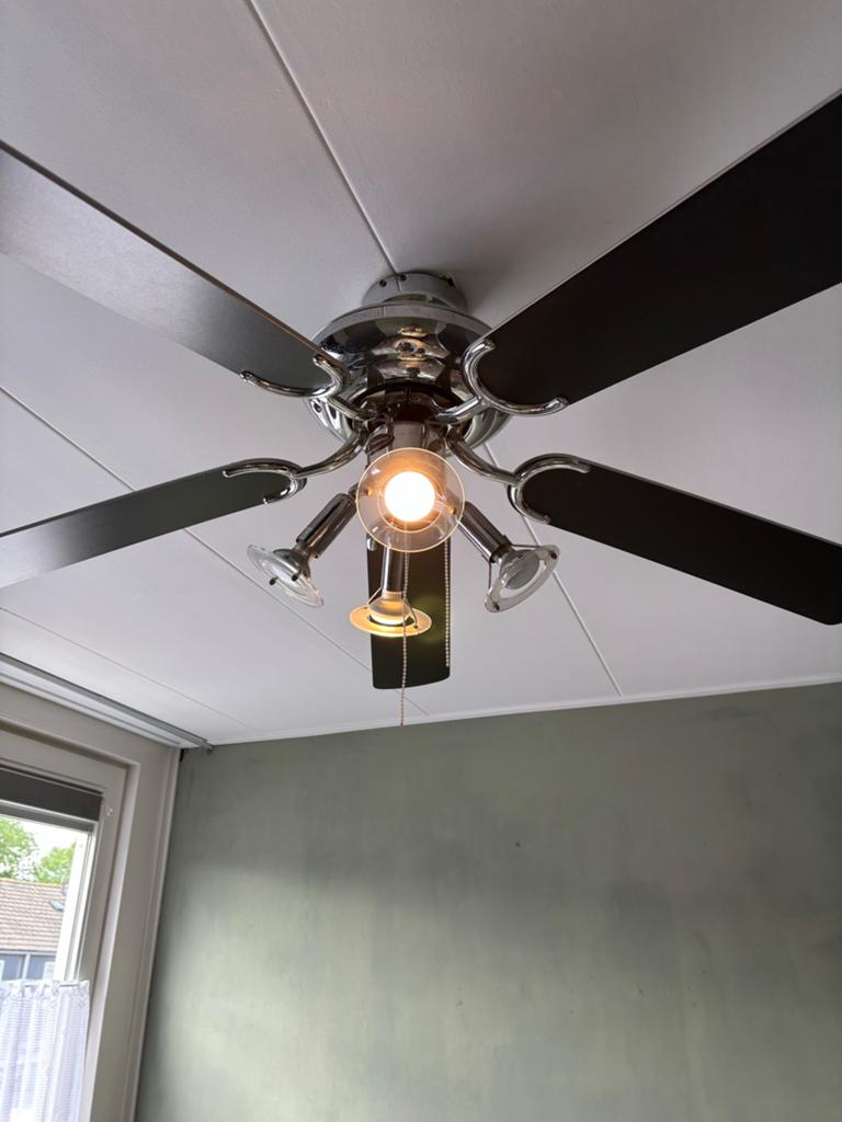 Plafondventilator met verlichting - Zwart/Chroom, Ophalen, Zo goed als nieuw, Metaal, 50 tot 75 cm