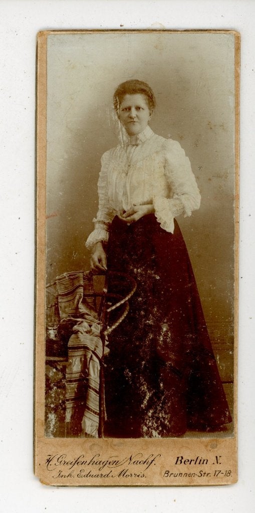 G215; CDV 5 x 12 cm Mevrouw., Verzamelen, Foto's en Prenten, Gebruikt, Verzenden, Foto, Klederdracht