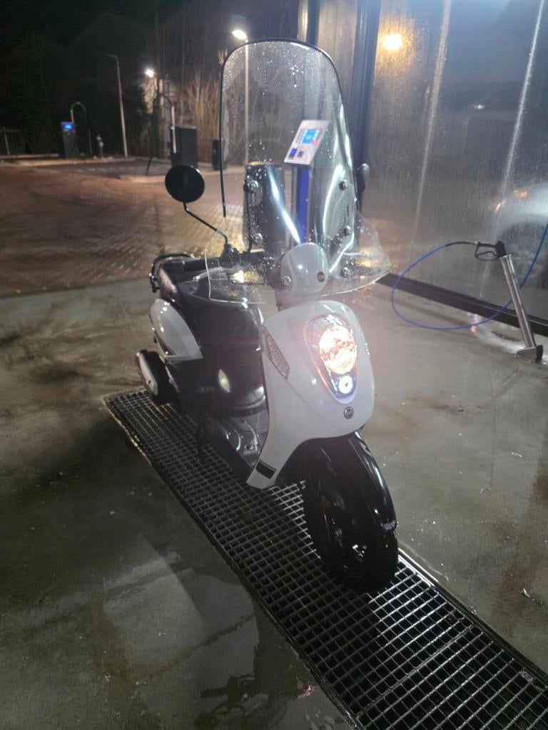 Sym mio 2020  Met 5700 km. 32 km per uur.  4-takt injectie, Fietsen en Brommers, Scooters | SYM, Ophalen, Zo goed als nieuw, Benzine