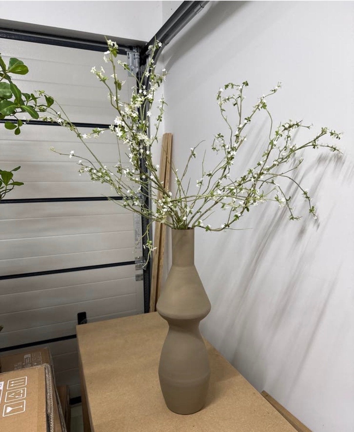 Hoge vaas met kunst bloesemtakken, Ophalen, Beige, Inclusief decoratie, Zo goed als nieuw