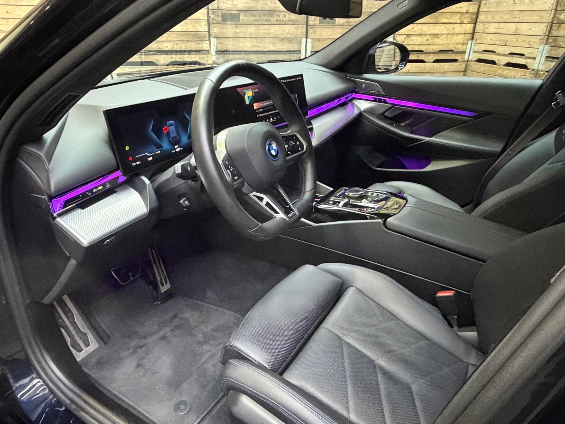BMW I5 EDrive40 84 kWh Pro B&W M-Sport Pano iconic grill LED, Auto's, Automaat, Dealer onderhouden, Achterwielaandrijving, Gebruikt