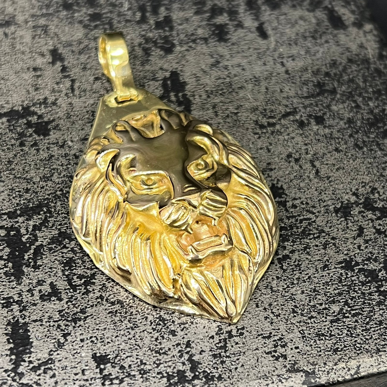 18 karaat gouden hanger leeuw kop 48 gram massief, Ophalen of Verzenden, Zo goed als nieuw, Goud, Kruis of Symbool