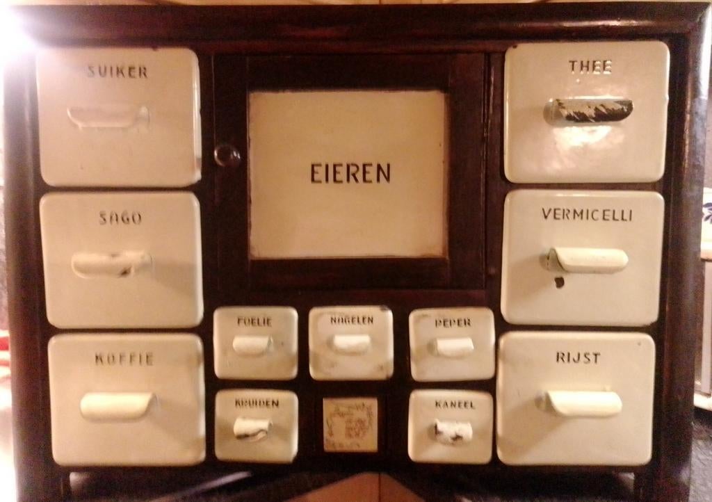 Keukenkastje met kruidenladen, Ophalen