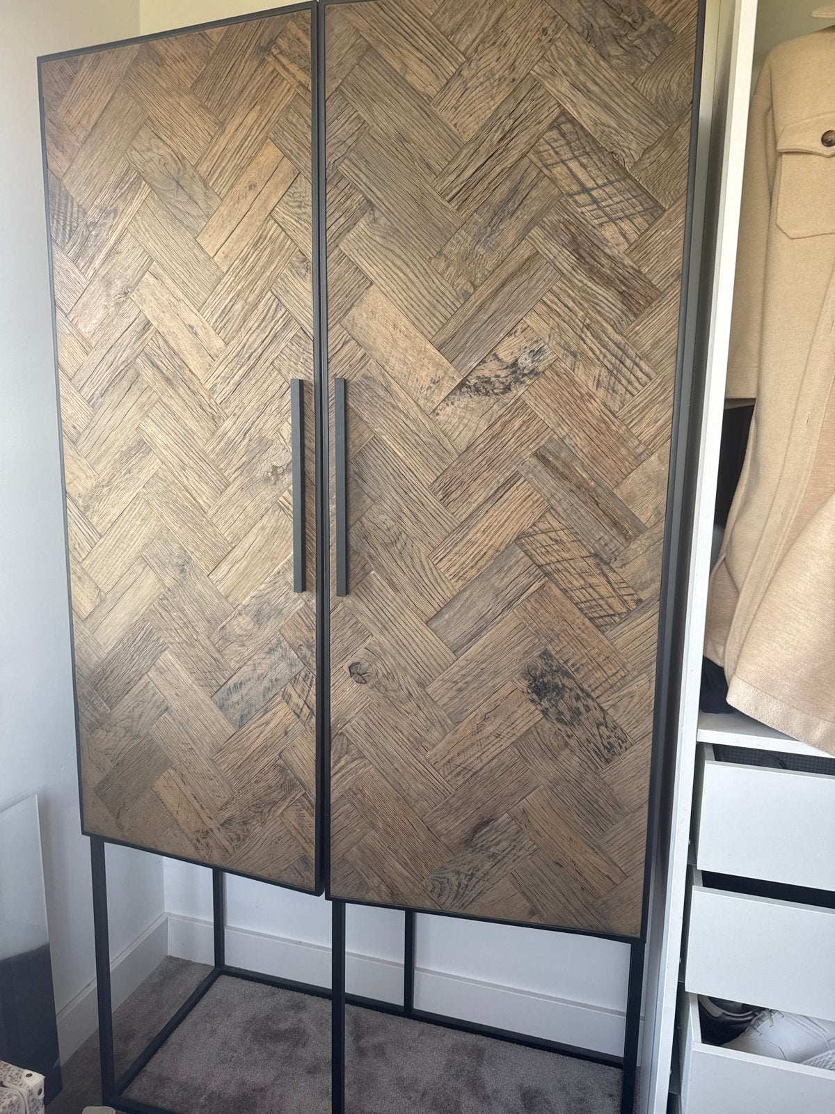Richmond Kast Herringbone, Ophalen, Met plank(en), Gebruikt, 100 tot 150 cm