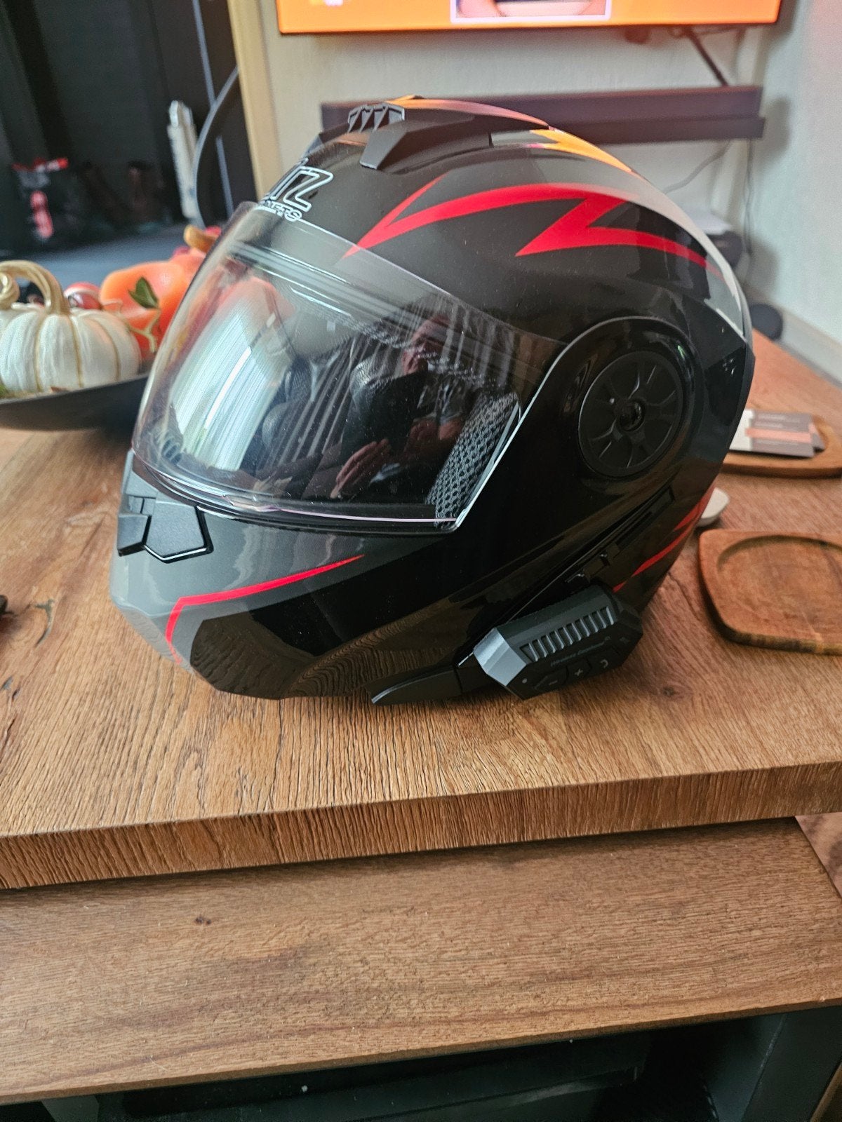 2 Zwarte  motor helm  met rood/grijze accenten en intercom, Motoren, Kleding | Motorhelmen, Heren, Systeemhelm, Overige merken