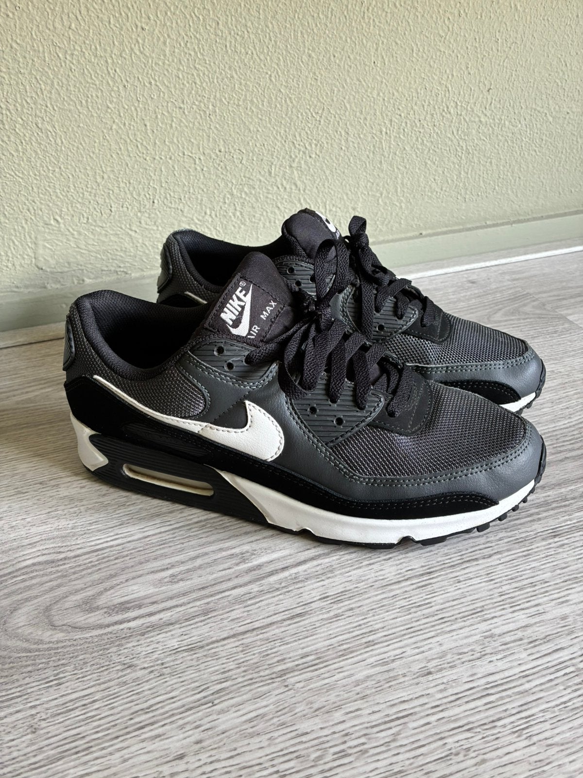Nike air max maat 43 in nieuwstaat, Kleding | Heren, Ophalen of Verzenden, Zo goed als nieuw, Sportschoenen, Zwart