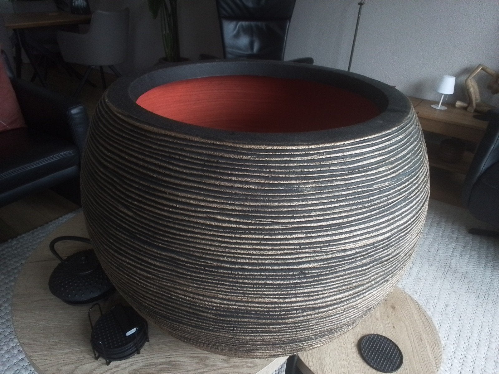 Grote ronde bloempot, zwart met goudkleurige strepen, Kunststof, 40 cm of meer, Ophalen of Verzenden, Zo goed als nieuw