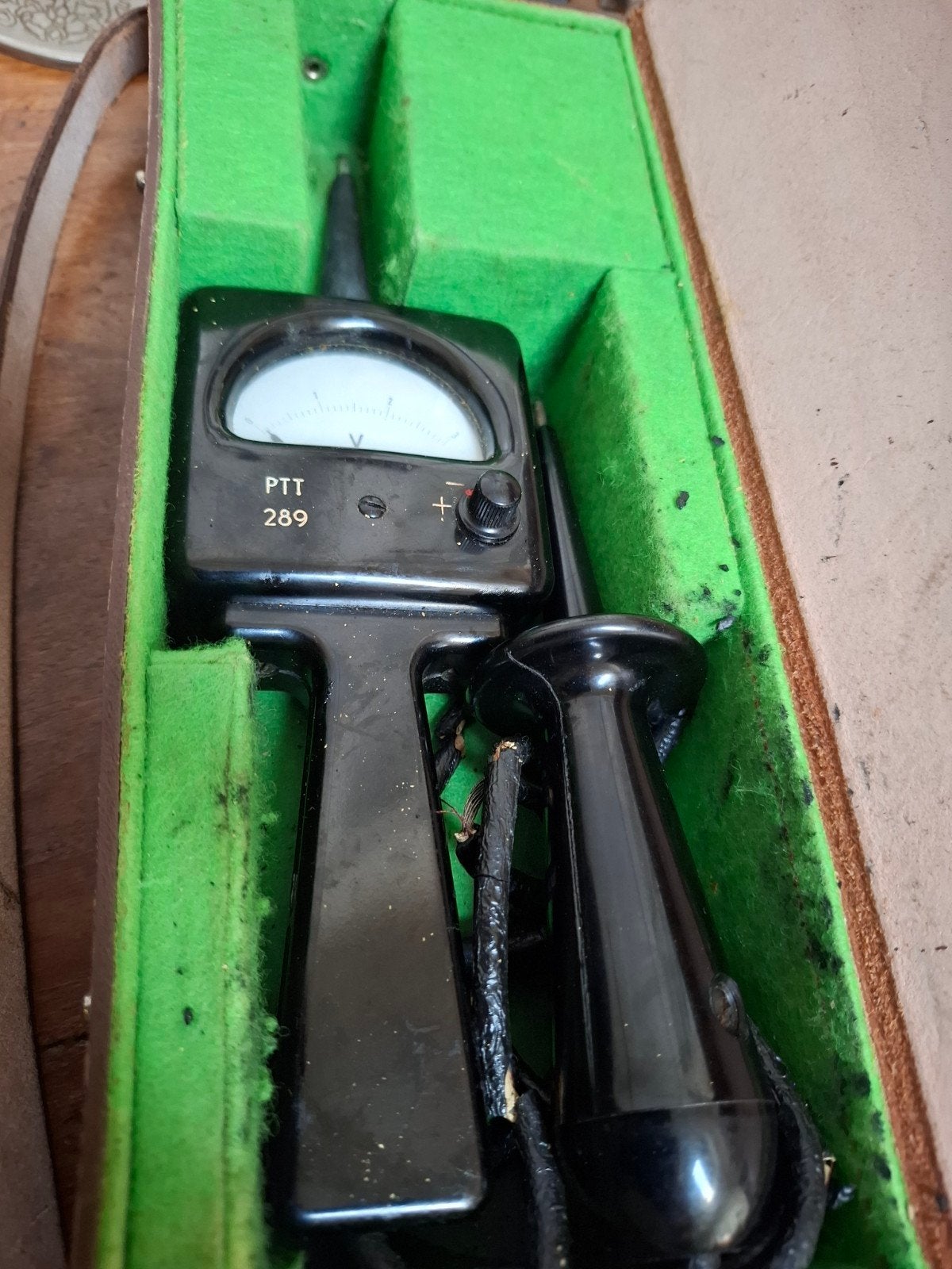 Vintage PTT bakeliet volt meter in leder houder, Ophalen of Verzenden, Gebruikt