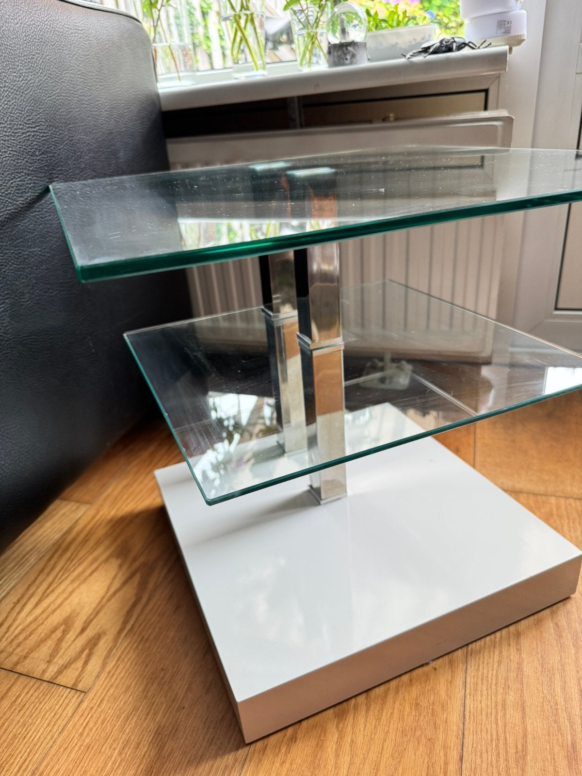 Glazen bijzettafel met wit hoogglans voet op wieltjes, Huis en Inrichting, Tafels | Bijzettafels, Minder dan 55 cm, Gebruikt, Vierkant