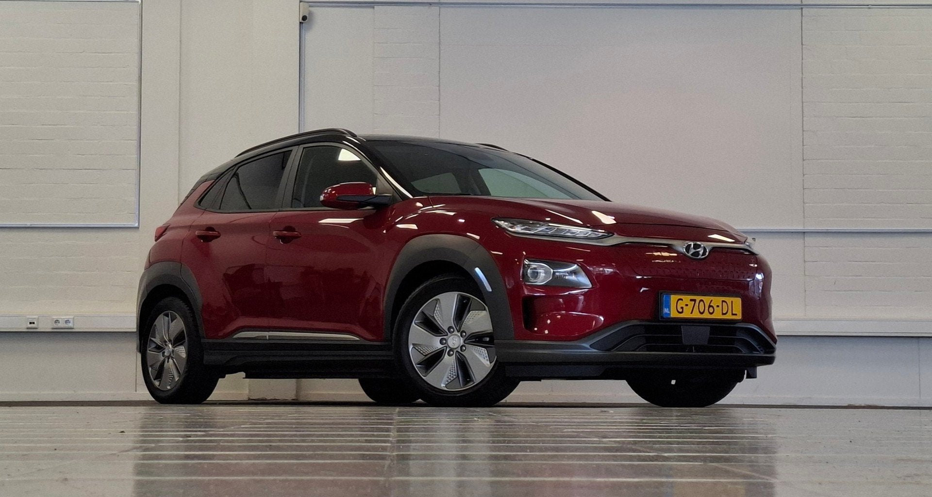 Hyundai Kona EV Premium 64 kWh Trekhaak 2e Eigenaar SOH, Auto's, Dealer onderhouden, Gebruikt, Zwart, 174 min