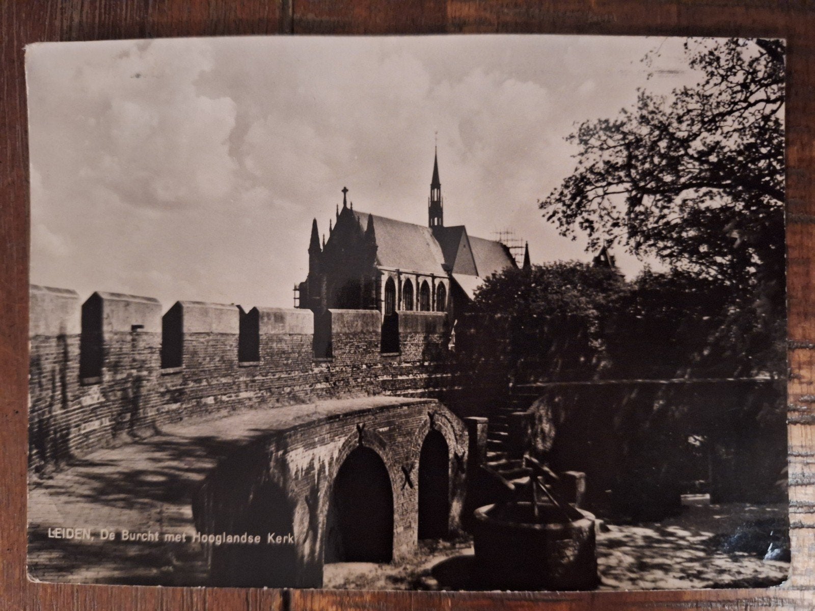 Fotokaart Leiden - De Burcht met Hooglandse Kerk - 1966, Verzamelen, Ophalen of Verzenden, 1960 tot 1980, Gelopen, Zuid-Holland