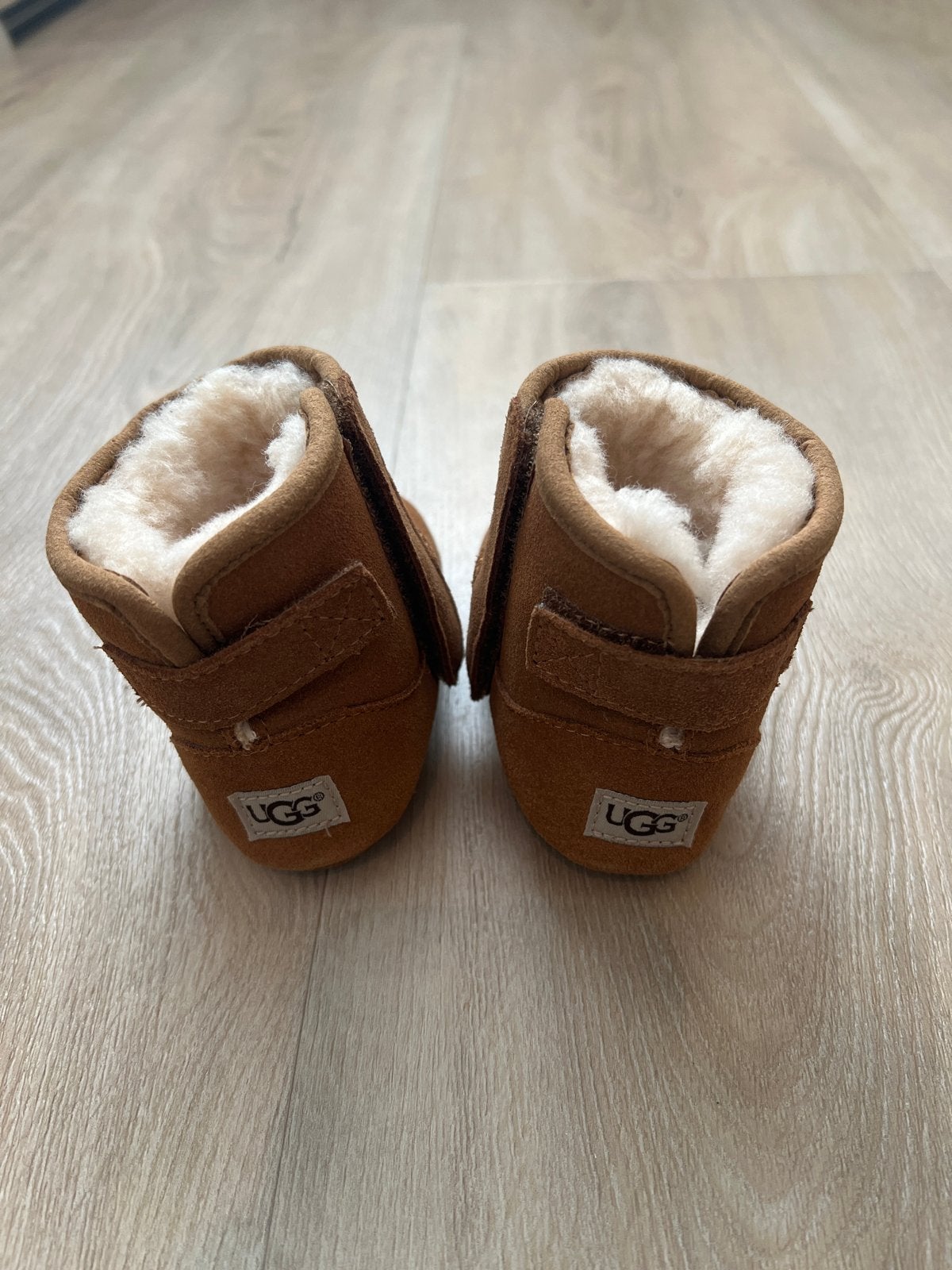 Nieuwe UGG baby slofjes maat 20.5 - ongedragen, Ophalen of Verzenden, Zo goed als nieuw, Jongetje of Meisje, Slofjes