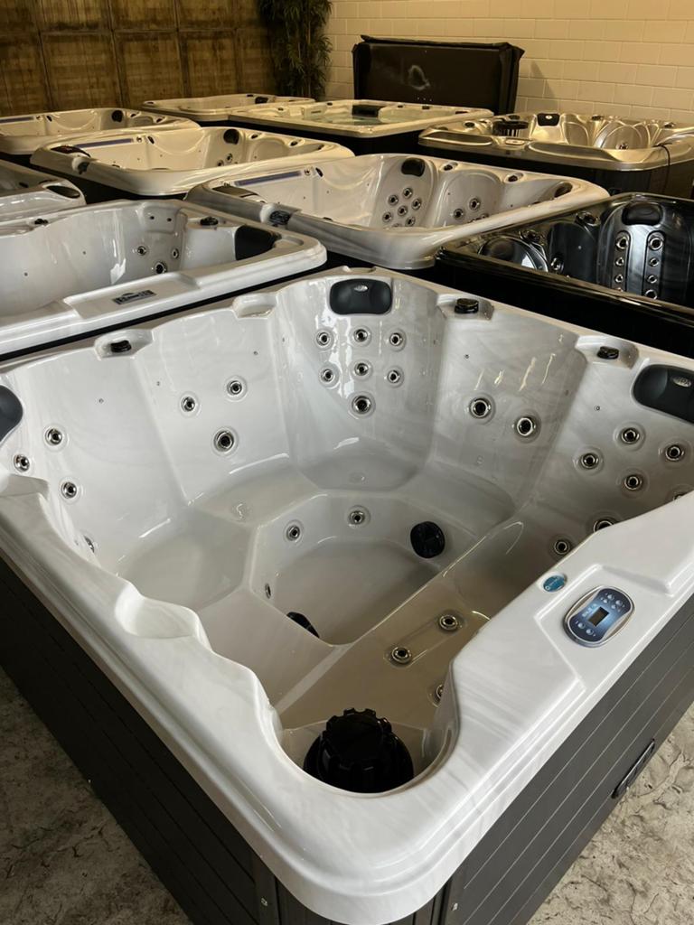 Nieuwe comfortabele 6 persoons Gold Spa Karolina, Ophalen, Zo goed als nieuw, Filter