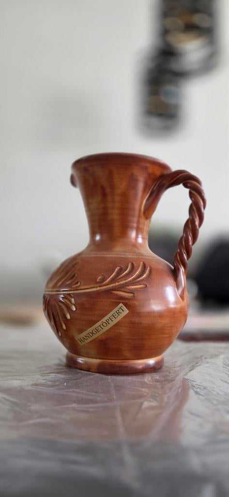 Handgemaakte decoratieve aardewerken kruik met reliëf, Ophalen