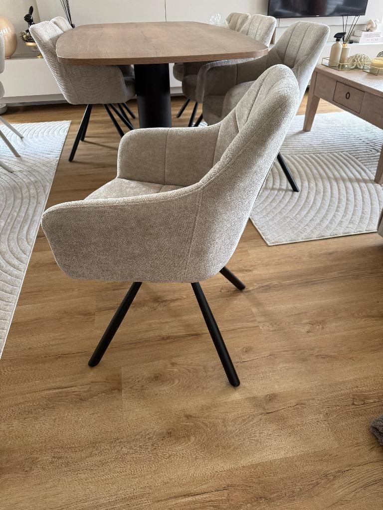 Foto 21 van Nieuwe Deens ovale eettafels met draaibare eetkamerstoelen